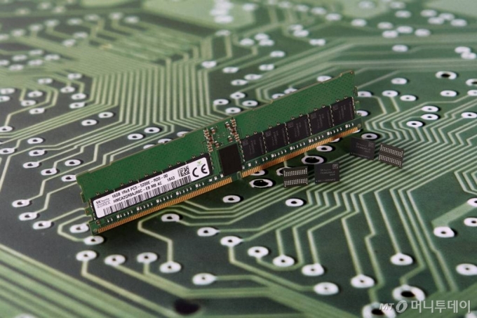 SK하이닉스가 개발한 2세대 10나노급(1y) DDR5 D램 / 사진제공=SK하이닉스