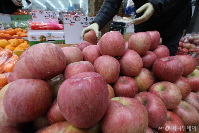 1월 18일 오전 서울 시내의 한 전통시장에서 한 상인이 사과를 옮기고 있다. /사진=뉴시스