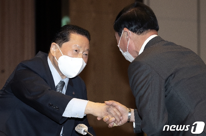 [사진] 대의원들과 인사 나누는 김정행 전 회장