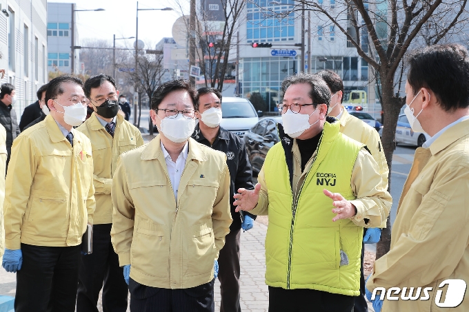 진관산업단지 현장을 점검하는 조광한 시장과 박범계 법무부장관 © 뉴스1