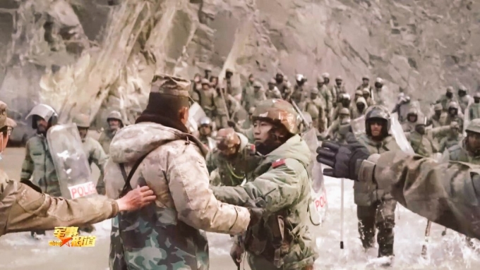 중국 인민해방군이 19일 지난해 6월 중국과 인도의 국경분쟁지인 갈완 계곡에서 벌어진 양국 군대의 충돌 영상을 공개했다./사진=트위터 갈무리