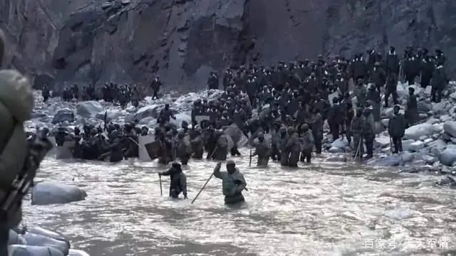 중국 인민해방군이 19일 지난해 6월 중국과 인도의 국경분쟁지인 갈완 계곡에서 벌어진 양국 군대의 충돌 영상을 공개했다./사진=트위터 갈무리