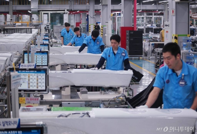 삼성전자 광주사업장 에어컨 생산라인에서 제조그룹 직원들이 부품을 조립하고 있다. /사진제공=삼성전자