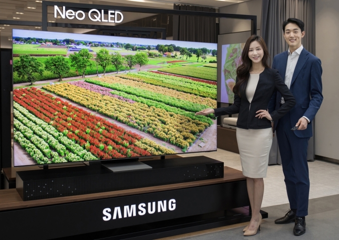 삼성전자 모델이 수원 삼성 디지털시티에서 2021년 신제품 Neo QLED TV를 소개하고 있다./사진=삼성전자 제공