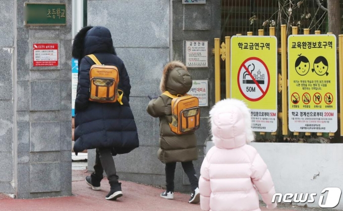 지난달 서울의 한 초등학교로 학생들이 등교하고 있다. 사진은 기사와 직접적인 관련 없음./사진=뉴스1