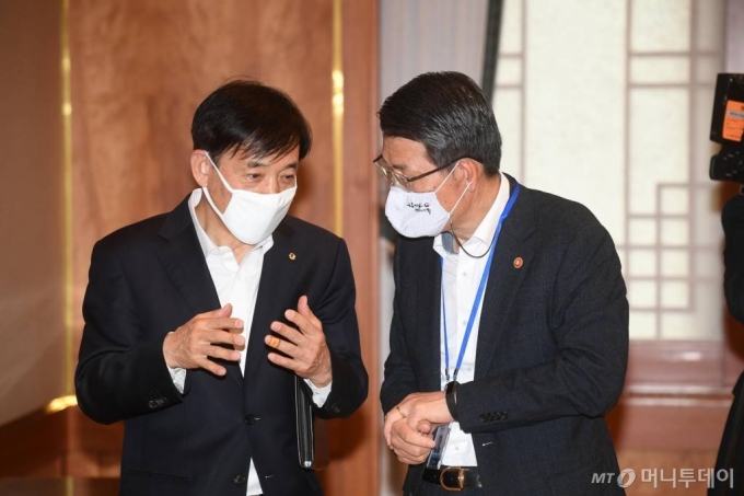 이주열(왼쪽) 한국은행 총재와 은성수 금융위원장/사진=뉴시스