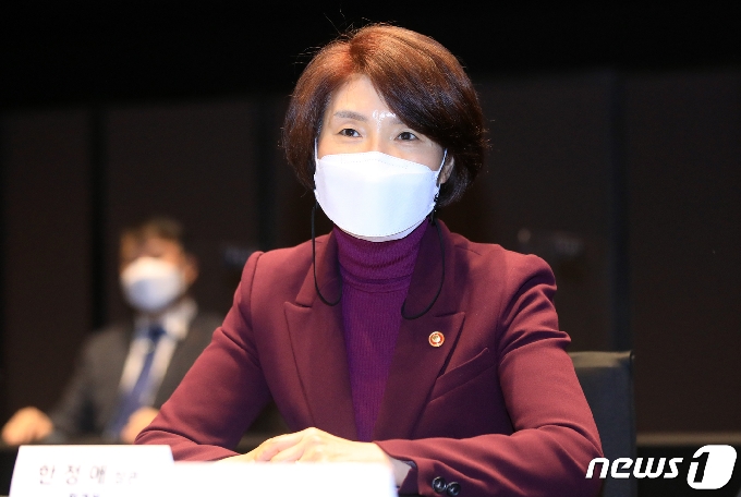 [사진] 한정애 장관 '무라벨 생수병으로 플라스틱 줄이기 동참'