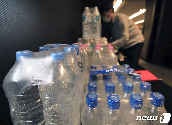 [사진] 생수 제조업체 "라벨 없는 투명 페트병으로 플라스틱 줄이기 동참"
