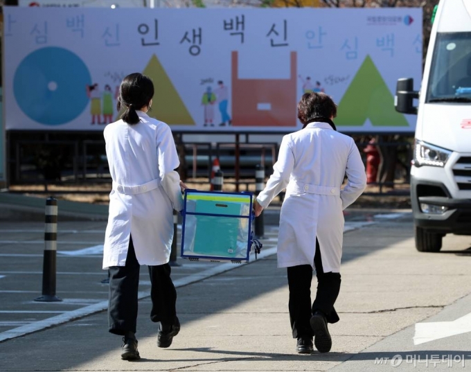 지난 9일 서울 중구 국립중앙의료원 중앙예방접종센터에서 진행된 코로나19 백신 접종 모의훈련에서 의료진들이 이송가방에 담긴 백신을 접종실로 운반하고 있다. /사진=이기범 기자