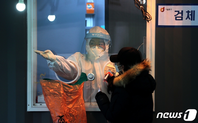 신종 코로나바이러스 감염증(코로나19) 확진자가 357명을 기록하면서 이틀 연속 300명대를 유지한 23일 서울역 임시선별진료소에서 시민들이 검사를 받고 있다. 2021.2.23/뉴스1 © News1 이성철 기자