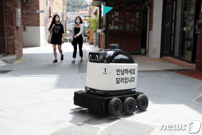 수원시 영통구 앨리웨이 광교에서 실외 자율주행 배달 로봇 '딜리드라이브'가 음식을 배달하고 있다.  / 사진=뉴스1