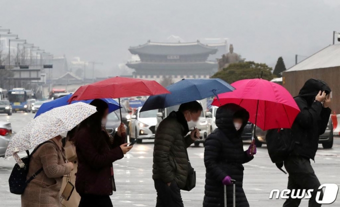 전국이 대체로 흐리고 곳곳에 비가 내린 지난달 26일 오전 서울 종로구 광화문 네거리에서 우산을 쓴 시민들이 출근길 발걸음을 재촉하고 있다. /사진=뉴스1