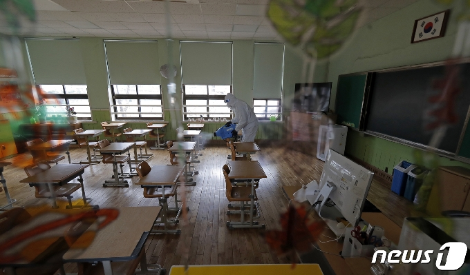[사진] 학교 특별방역소독 '아이들 안전 위해'
