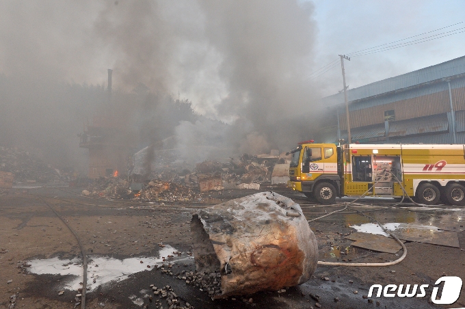 [사진] 아수라장이 된 공장 화재