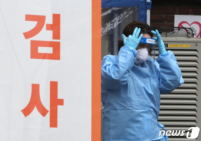 서울 중구 국립중앙의료원 선별진료소에서 의료진이 이동하고 있다. 2021.2.22/뉴스1 © News1 이성철 기자