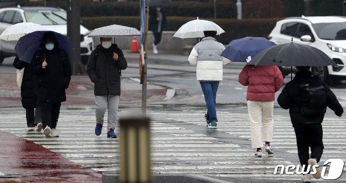 전북 전주시 백제대로에서 우산을 쓴 시민들이 발걸음을 재촉하고 있다. 2021.1.26/뉴스1 © News1 유경석 기자