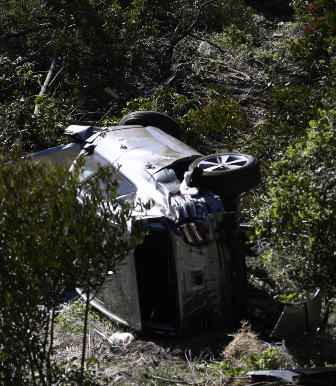 미 프로골프선수 타이거 우즈가 타고 있던 차량이 23일(현지시간) 미 캘리포니아주 로스앤젤레스 카운티 란초 팔로스 베르데스 인근에서 전복돼 도로 옆 비탈에 쓰러져 있다. /사진=AFP