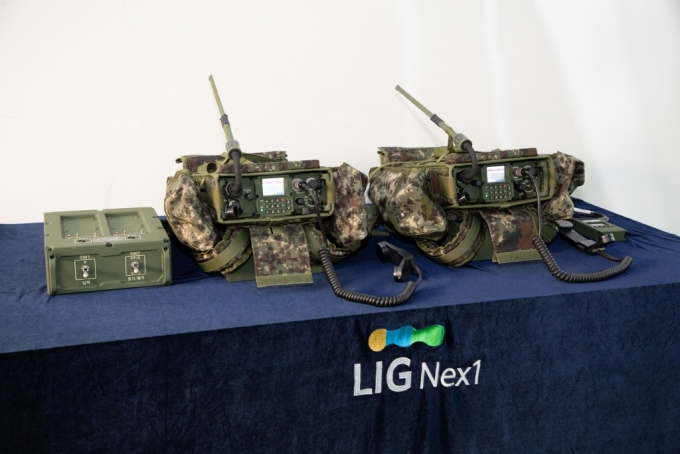 LIG넥스원, 차세대 군용 무전기 TMMR 첫 출하