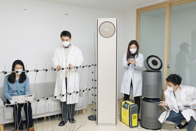 LG전자 공기과학연구소 연구원들이 서울 금천구 가산R&D캠퍼스에 위치한 공기과학연구소에서 휘센 타워 에어컨의 기류(氣流)와 퓨리케어 360˚ 공기청정기 알파의 미세먼지제거능력 등을 시험하고 있다. /사진제공=LG전자