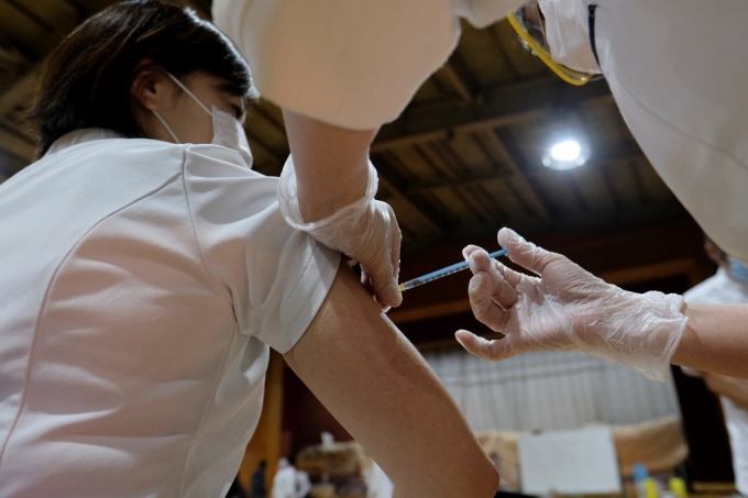 화이자 백신 접종 중인 일본 의료진/사진=AFP