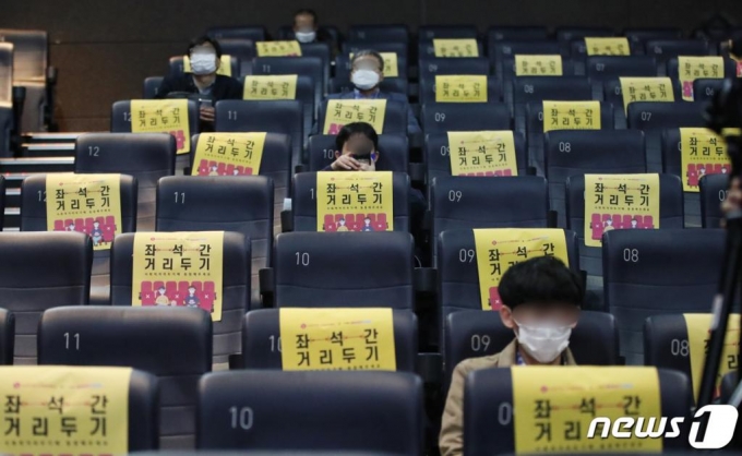 지난해 10월 23일 서울 광진구 한 영화관 상영관에서 거리두기 좌석제를 시행하고 있다. /사진=뉴스1