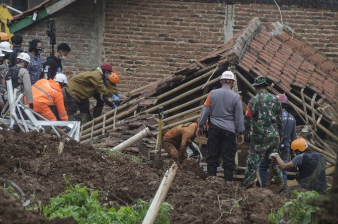 10일 인도네시아 서부 자바 주 찌한주앙 마을 산사태 현장에서 구조대가 실종자를 수색하고 있다. /사진=뉴시스