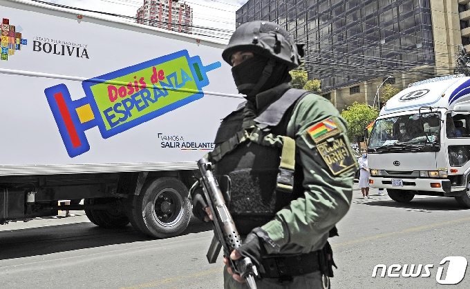 [사진] 중국산 코로나 백신 차량 경비하는 볼리비아 군