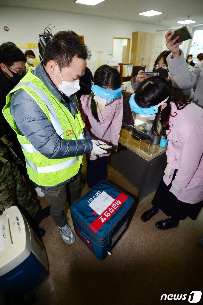 [사진] '꼼꼼하게 백신 검수하는 광주 남구 보건소'