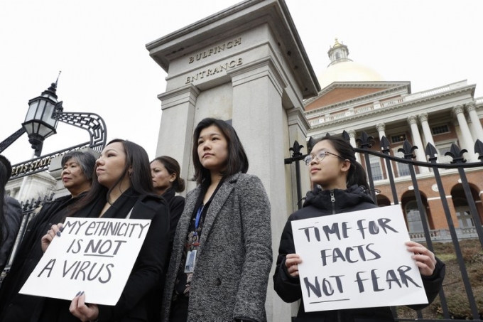 지난해 3월 미국 보스턴에 있는 매사추세츠 주정부 청사 계단에서 아시아계 미국인들이 인종차별에 반대하는 시위를 하고 있다. /사진=AP