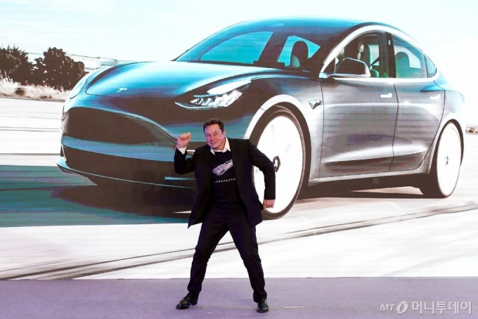 일론 머스크 테슬라 CEO(최고경영자)가 전기자동차 모델3 앞에서 주먹을 불끈 쥔 포즈를 취하고 있다. /로이터 / 사진제공=로이터