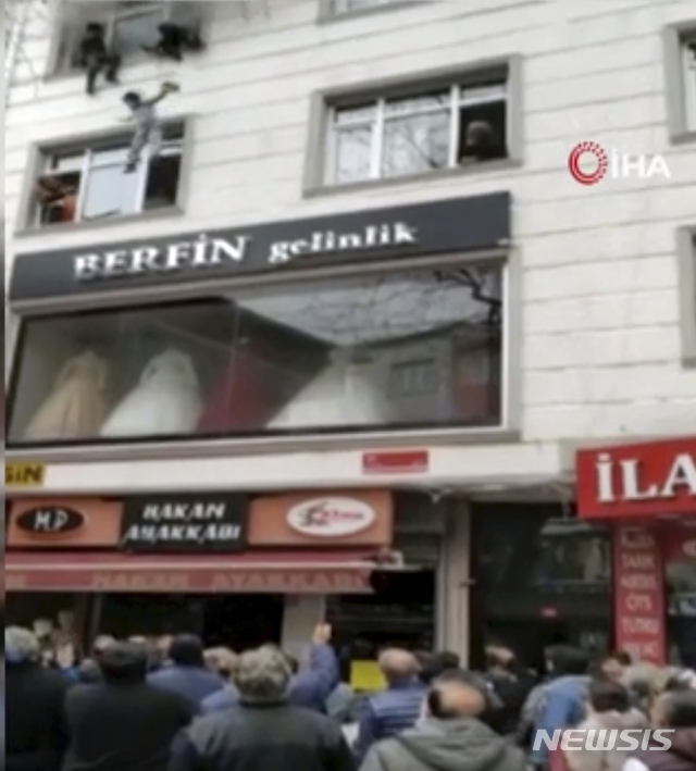 터키 이스탄불의 화재가 발생한 건물에서 아이가 창문을 통해 떨어지고 있다. /사진=뉴시스