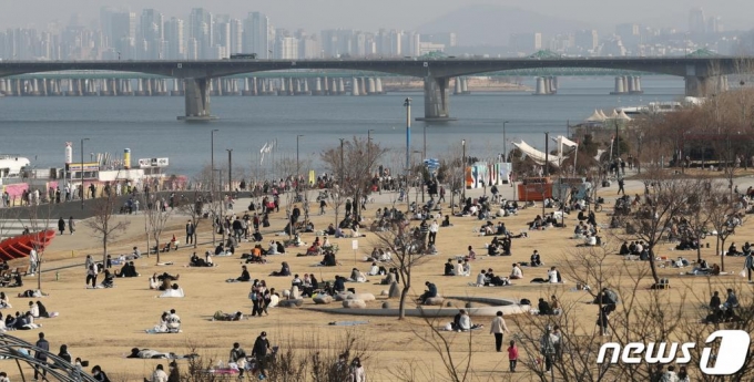 완연한 봄날씨를 보인 지난 21일 오후 서울 여의도 한강공원을 찾은 시민들이 모처럼 따뜻한 봄기운을 만끽하고 있다. /사진=뉴스1