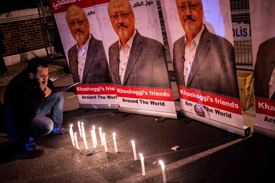 25일(현지시간) 터키 이스탄불의 사우디아라비아 영사관 앞에 피살된 사우디 언론인 자말 카슈끄지의 사진과 촛불을 갖다놓은 임시 추모시설이 설치되어 있다.  ⓒ AFP=뉴스1