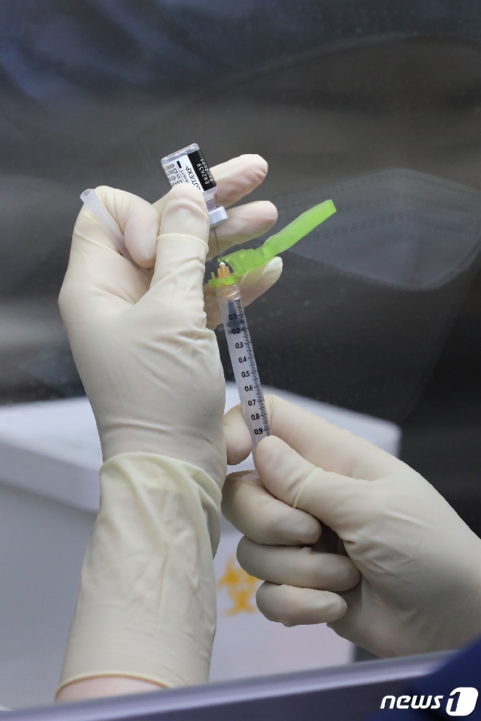 [사진] 무균 작업대에서 화이자 백신 소분 조제하는 의료진