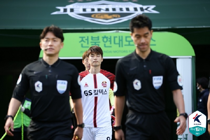 기성용(가운데)이 경기 전 입장하고 있다. /사진=한국프로축구연맹 제공