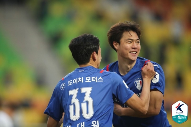김건희(오른쪽)이 28일 수원월드컵경기장에서 열린 광주전에서 골을 넣은 뒤 기뻐하고 있다. /사진=한국프로축구연맹 제공