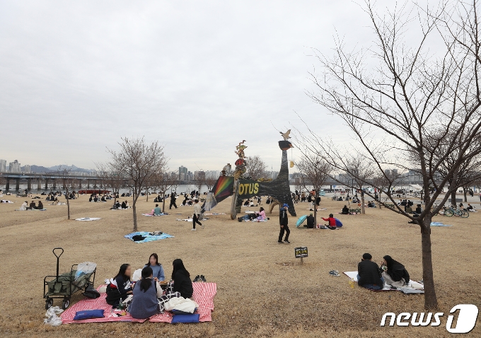 [사진] 한강공원에서 3.1절 연휴 보내는 시민들