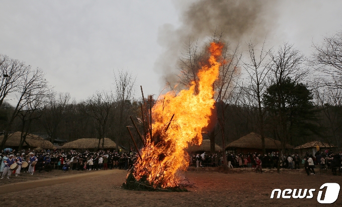 [사진] 한국민속촌 달집태우기
