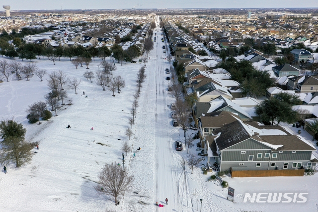 지난 2월15일(현지시간) 눈에 쌓인 미국 텍사스주 오스틴 주택가. 텍사스주가 30년만의 한파로 알래스카보다 더 낮은 온도를 기록하면서 겨울폭풍 경보가 발효됐다. /AP=뉴시스