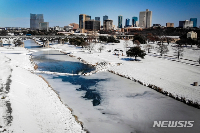 지난 2월15일(현지시간) 미국 텍사스주 포트워스의 트리니티 강이 거의 얼어붙었다 /AP=뉴시스