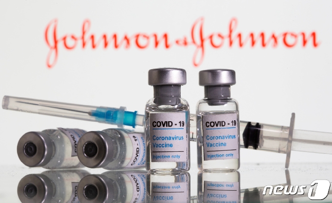 미국 식품의약국(FDA)이 긴급 사용을 승인한 미 제약사 얀센(존슨앤드존슨, J&J)의 신종 코로나바이러스 감염증(코로나19) 백신. © 로이터=뉴스1