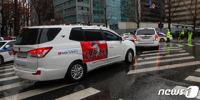 [사진] 文정부 규탄 현수막 붙인 차량