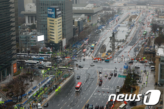 102주년 3·1절인 1일 보수단체들의 집회가 열린 서울 종로구 세종대로 일대에서 경찰이 철제 펜스를 설치한 뒤 경계근무를 하고 있다.  / 사진 = 뉴스1