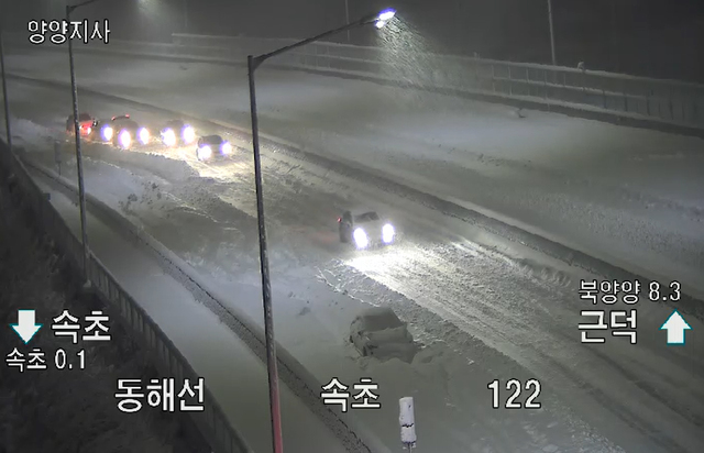 지난 1일 속초IC 인근 속초방향 갓길에 한 차량이 눈이 쌓인 도로가에 세워져 있다. /사진=뉴시스, 고속도로CCTV 캡쳐
