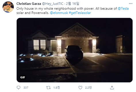 미국 텍사스주에서 대규모 블랙아웃 사태가 벌어진 가운데, 테슬라의 주택용 에너지저장장치(ESS)를 쓰는 한 집만 불을 밝히고 있다./사진=Christian Garza 트위터 캡처