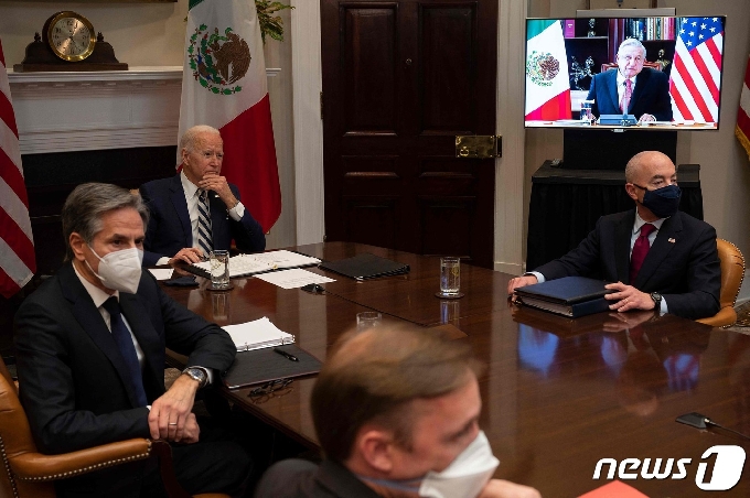 [사진] 국무, 국토와 멕시코 대통령 화상회담하는 바이든