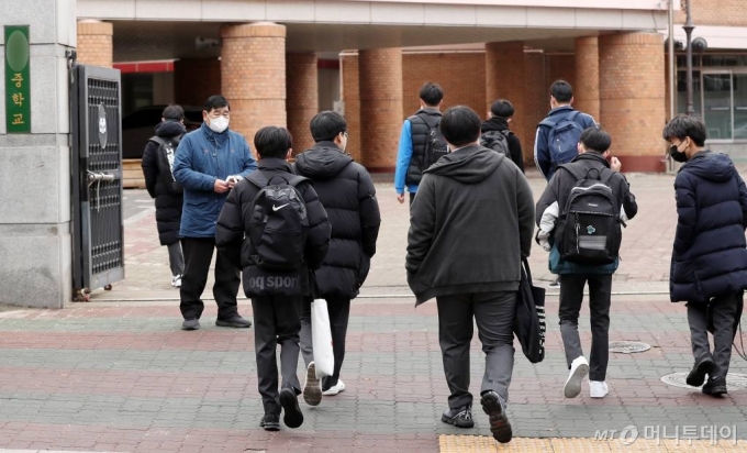 개학이 시작된 2일 오전 서울시내의 한 중학교에서 학생들이 등교를 하고 있다. / 사진=김휘선 기자 hwijpg@