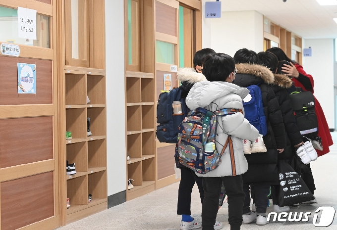 2일 서울 강동구 강빛초중이음학교에서 초등학생들이 교실로 입실하고 있다.  © News1 사진공동취재단