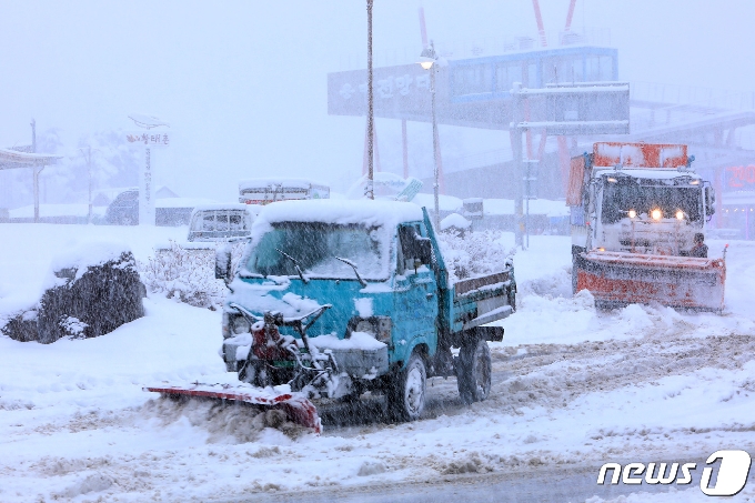 3.1절 연휴 마지막 날인 1일 강원지역에 많은 눈이 내린 가운데 인제군이 제설작업을 진행하고 있다.(인제군 제공)2021.3.1/뉴스1 © News1 이종재 기자