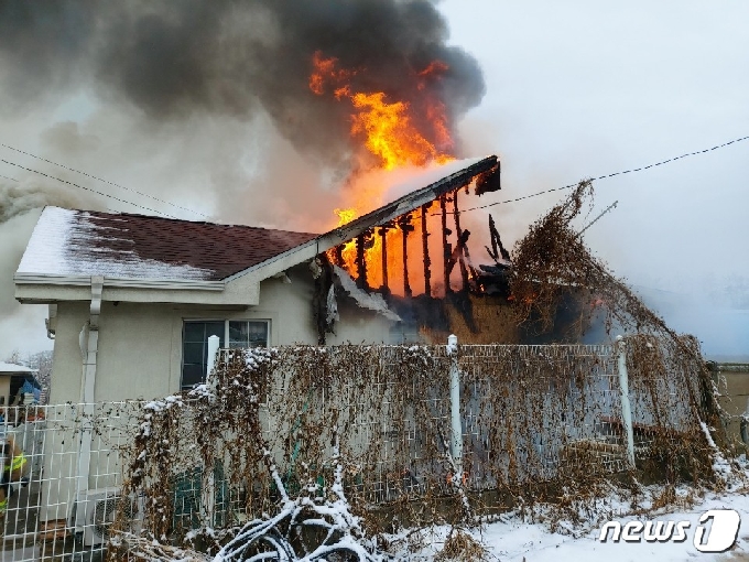 2일 오전 8시37분쯤 충북 음성군 금왕읍 본대리에 있는 주택에서 불이 나 건물 1동이 전소했다. 사진은 화염에 휩싸인 주택.(음성소방서 제공)2021.3.2/© 뉴스1